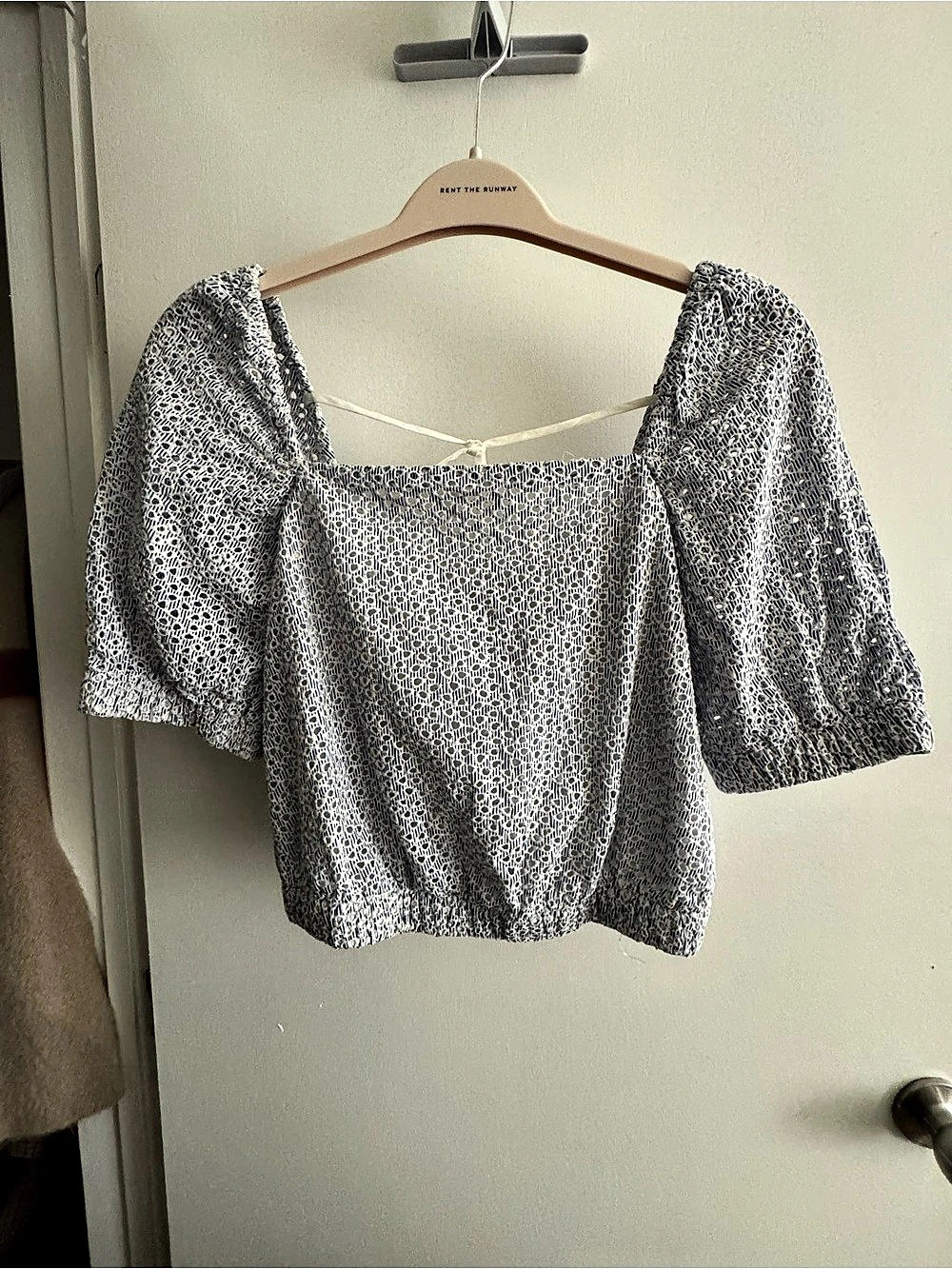 Everlane The Eyelet Puff-Sleeve Top Floral Puff Sleeve Crop Blouse in Blue &